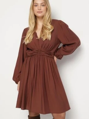 Brązowa Rozkloszowana Sukienka z Marszczeniem w Talii i Dekoltem w Serek Salindea retro & icone