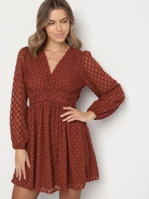 Brązowa Rozkloszowana Sukienka z Tkaniny Plumeti z Dekoltem w Serek Zeniasa retro & icone