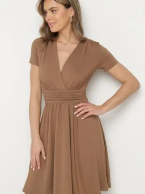 Brązowa Rozkloszowana Sukienka z Wiskozą o Kopertowym Kroju z Marszczeniem Adivas by swan