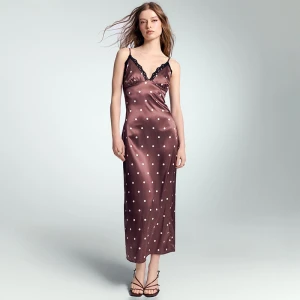 Brązowa satynowa sukienka maxi w białe kropki House