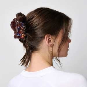 Brązowa spinka do włosów w kształcie pieska House