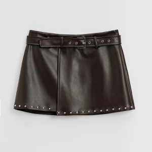 Brązowa spódnica mini z imitacji skóry z paskiem i wszytymi spodenkami House