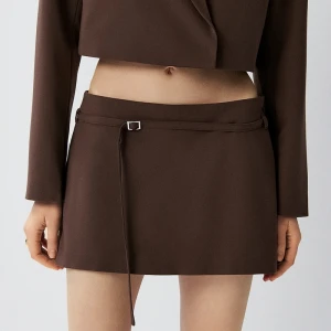 Brązowa spódniczka mini z wszytymi szortami i paskiem House