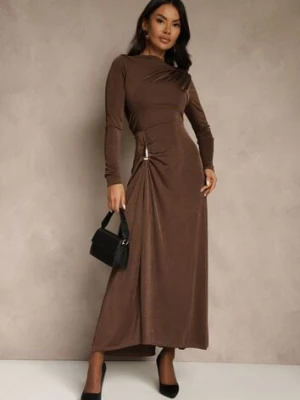 Brązowa Sukienka Koktajlowa z Marszczeniem i Metaliczną Ozdobą Retanda