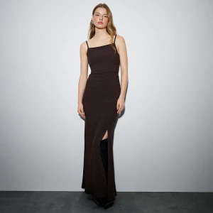 Brązowa sukienka maxi na ramiączkach z rozciąciem na nogę House