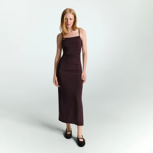 Brązowa sukienka midi z rozcięciem na nogę House