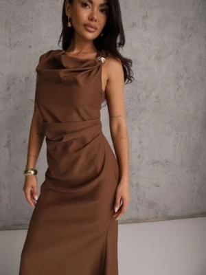 Brązowa Sukienka VICES z Metaliczną Ozdobą na Ramieniu Coraena