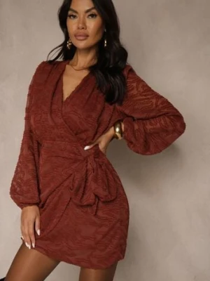 Bordowa Sukienka z Tkaniny Plumeti o Kopertowym Fasonie Zenisala