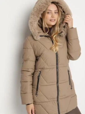 Brązowa Taliowana Kurtka z Pikowanymi Przeszyciami i Kapturem z Futrem Avileria swest