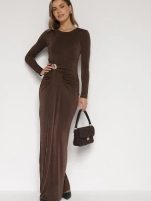 Brązowa Taliowana Sukienka o Eleganckim Kroju z Marszczeniem i Aplikacją Sewedina