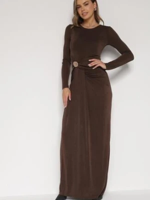 Brązowa Taliowana Sukienka o Eleganckim Kroju z Marszczeniem i Aplikacją Sewedina