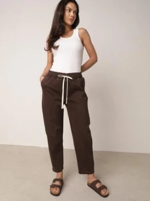 Brązowe Bawełniane Jeansy Mom Fit ze Ściągaczem i Wiązaniem w Pasie Pallelato milas91