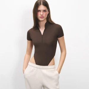 Brązowe body ULTRAFLEX z krótkim rękawem i stójką na zamek House