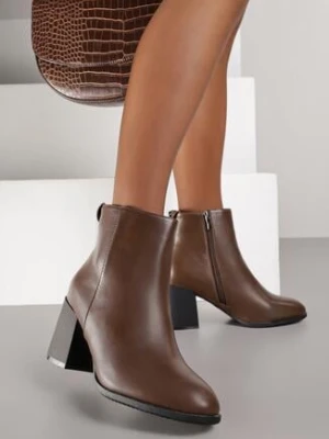 Brązowe Botki do Kostki Vices na Słupkowym Obcasie z Okrągłą Aplikacją z Tyłu Wadvire