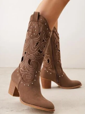 Brązowe Botki Kowbojki VICES na Obcasie z Ażurową Cholewką z Nitami Rienatea