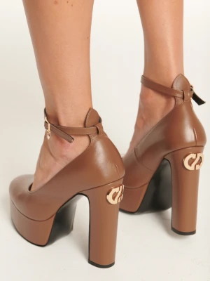 Brązowe czółenka na słupku CARINII B9295-113-000-000-G17