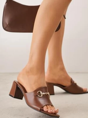 Brązowe Eleganckie Klapki na Słupku z Odkrytym Noskiem i Metaliczną Aplikacją Anazia mulanka