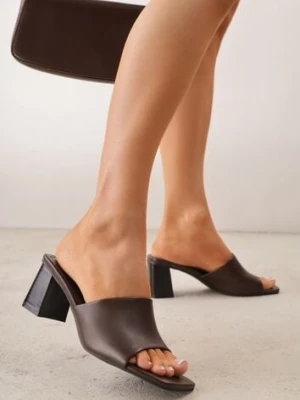 Brązowe Eleganckie Klapki na Słupku z Otwartym Noskiem Kwadratowym Hippeis l.day