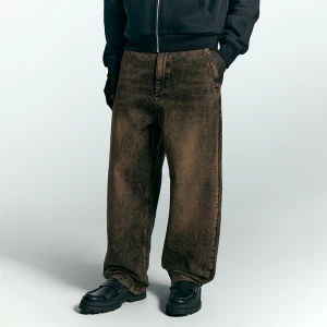 Brązowe jeansy skater fit House