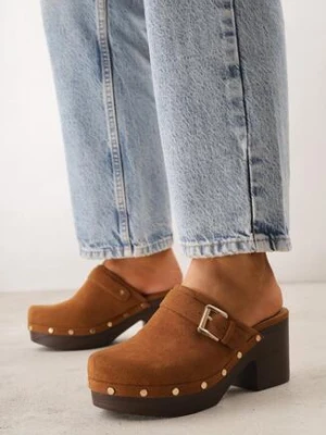 Brązowe Klapki Chodaki na Słupku z Imitacji Drewna Zdobione Nitami i Sprzączką Salona lady glory