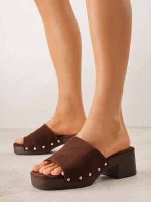 Brązowe Klapki Drewniaki na Słupku Zdobione Nitami Hilencja