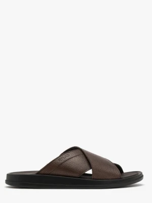 Brązowe klapki męskie z wytłoczonym logotypem Ryłko