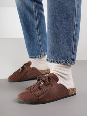 Brązowe Klapki Mule z Imitacji Zamszu Zdobione Koralikami i Frędzlami Elwedena