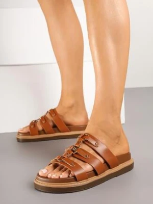 Brązowe Klapki na Grubej Podeszwie z Ozdobnymi Nitami i Paskami Neolindrae