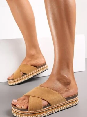 Brązowe Klapki na Ozdobnej Podeszwie ze Skrzyżowanymi Paskami Overlock