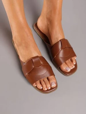 Brązowe Klapki na Płaskiej Podeszwie z Ozdobnymi Paskami i Kwadratowym Noskiem Lunivia