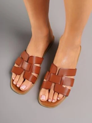 Brązowe Klapki na Płaskiej Podeszwie z Przeplataną Cholewką Filadea