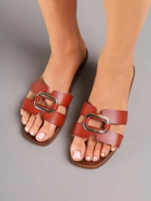 Brązowe Klapki na Płaskiej Podeszwie Zdobione Metaliczną Aplikacją Nitanissa sergio leone