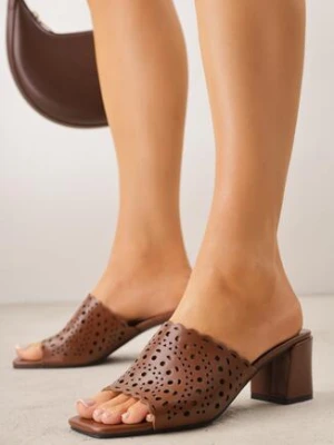 Brązowe Klapki na Słupku z Ażurową Cholewką i Kwadratowym Noskiem Bevyrae pallika paris