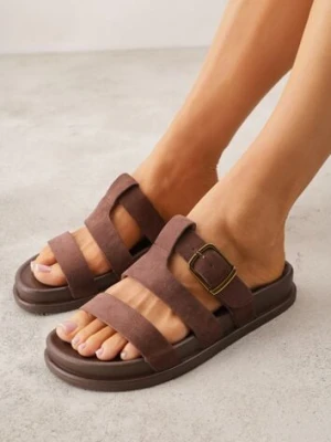 Brązowe Klapki Ozdobione Geometrycznymi Paskami i Metaliczną Klamrą Hossei joalice paris