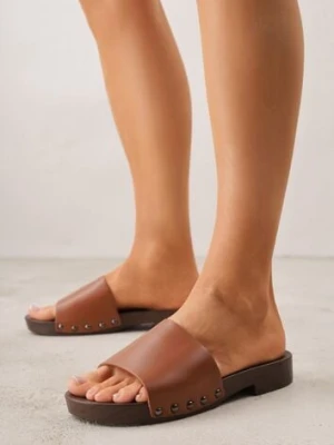 Brązowe Klapki Ozdobione po Bokach Nitami Neameronei