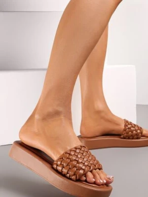 Brązowe Klapki Ozdobione Szeroką Plecionką na Pasku Savita