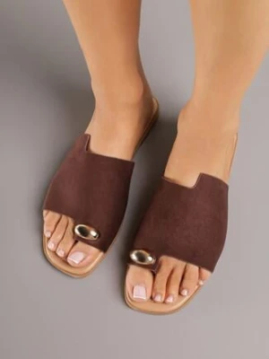 Brązowe Klapki Vices Japonki z Metaliczną Ozdobą Arezelia