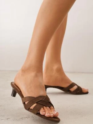 Brązowe Klapki VICES na Kaczuszkowym Obcasie z Przeplatanymi Paskami Merose