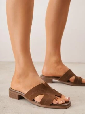 Brązowe Klapki VICES na Niskim Słupku z Ozdobnymi Wycięciami w Cholewce Celatheis