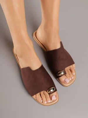 Brązowe Klapki Vices w Stylu Japonek Ozdobione Metaliczną Aplikacją Ardellia