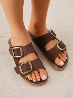 Brązowe Klapki VICES z Dwoma Paskami i Metalicznymi Klamrami Kaliniassi