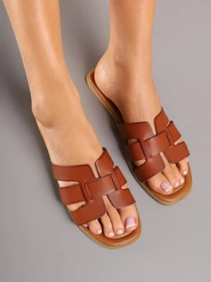 Brązowe Klapki z Przeplatanymi Paskami i Kwadratowym Noskiem Filiela