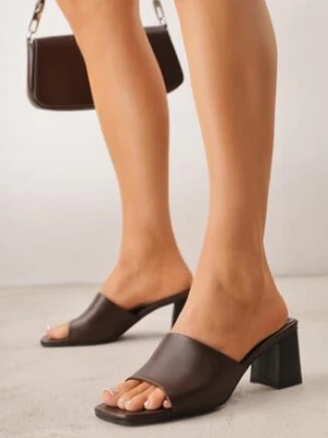 Brązowe Minimalistyczne Klapki na Słupku z Odkrytym Kwadratowym Noskiem Monaera l.day