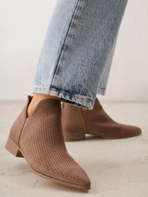 Brązowe Płaskie Botki Vices z Ażurową Cholewką Ozdobione Wycięciem Selanis