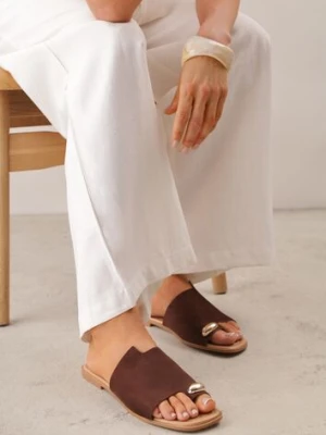 Brązowe Płaskie Klapki VICES z Paskiem na Duży Palec i Metaliczną Ozdobą Nesassea