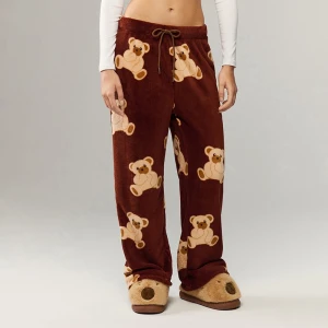 Brązowe polarowe spodnie we wzór misiów House