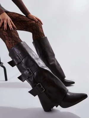 Brązowe Rockowe Kozaki na Słupku z Wywiniętą Cholewką Wykończone Klamrami Navlaya