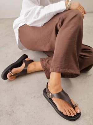 Brązowe Sandały Japonki z Paskiem na Duży Palec i Zapięciem z Klamerką Nerira shoes