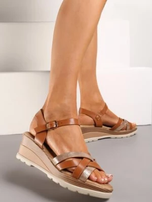 Brązowe Sandały na Koturnie z Metaliczną Nicią i Sprzączką Sadiaca