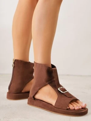 Brązowe Sandały Typu Botki Ozdobione Metaliczną Klamrą z Przodu Adrasaia